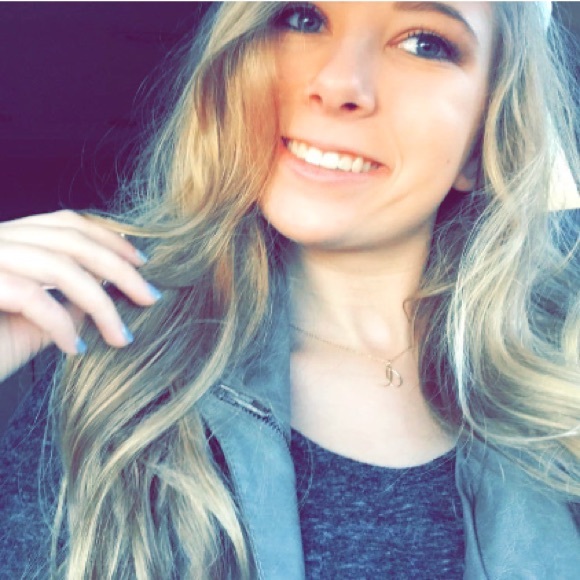 Profile Picture of Taylor Altergott (@taytay122002) on Poshmark