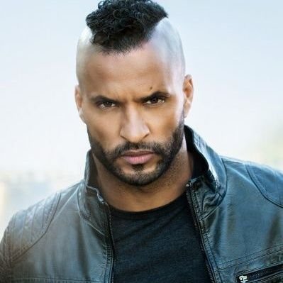 Profile Picture of Topher Lawrence (@TheWolfRelic) on Twitter