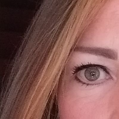 Profile Picture of Rachel (@raquelster69) on Twitter