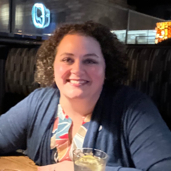 Profile Picture of Stephanie Chadwick (@dvaindahouse) on Poshmark