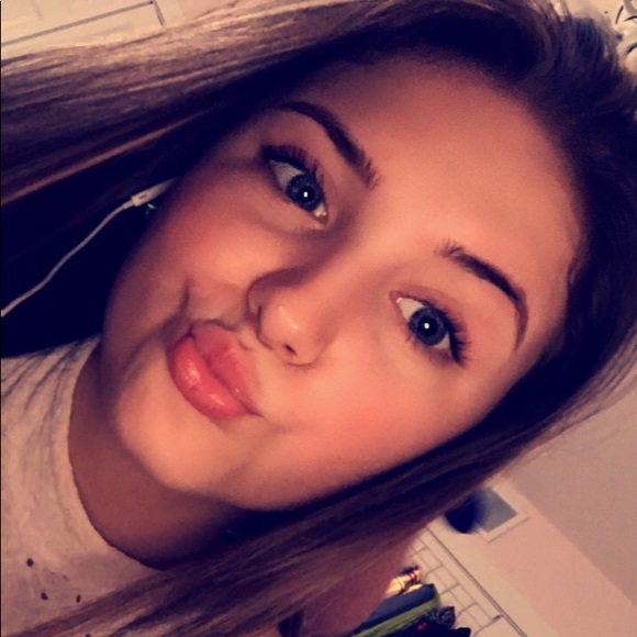 Profile Picture of Macie Doering (@maciedoering) on Poshmark