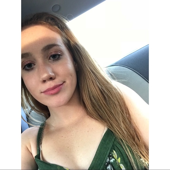 Profile Picture of Haley Tevnan (@haleytev) on Poshmark