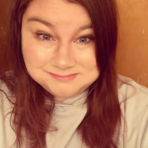 Profile Picture of Julia Lange (@julialange928) on Poshmark