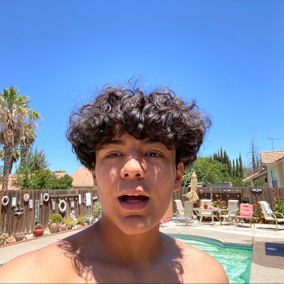 Profile Picture of Robert Vargas (@papisquirt) on Poshmark