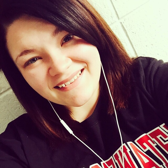 Profile Picture of Mikala Maclennan (@mmaclennan) on Poshmark