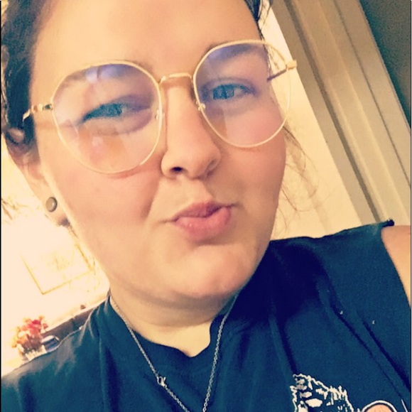 Profile Picture of Taylor Helmstetter (@thelmstetter) on Poshmark