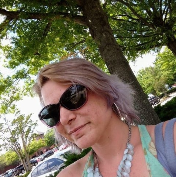 Profile Picture of Renee Giantonio (@reneegiantonio) on Poshmark