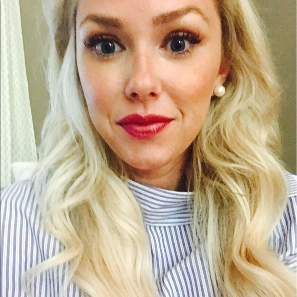 Profile Picture of Glenna Thomas (@glennaelaine23) on Poshmark