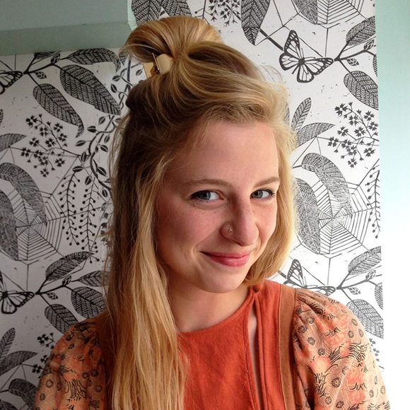 Profile Picture of Holly Hapka (@hollyhollyhapka) on Poshmark