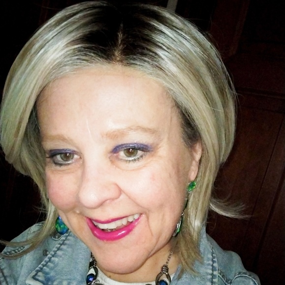 Profile Picture of Susan Guthrie (@smfmag) on Poshmark