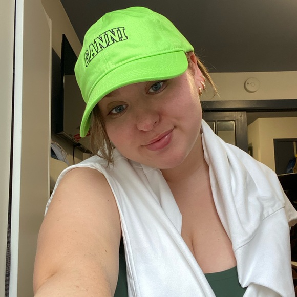 Ruby Vishnick - Poshmark Profile Picture of Ruby Vishnick (@rubyvishnick) on Poshmark