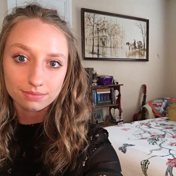 Profile Picture of Abby Capps (@abbycc179) on Poshmark