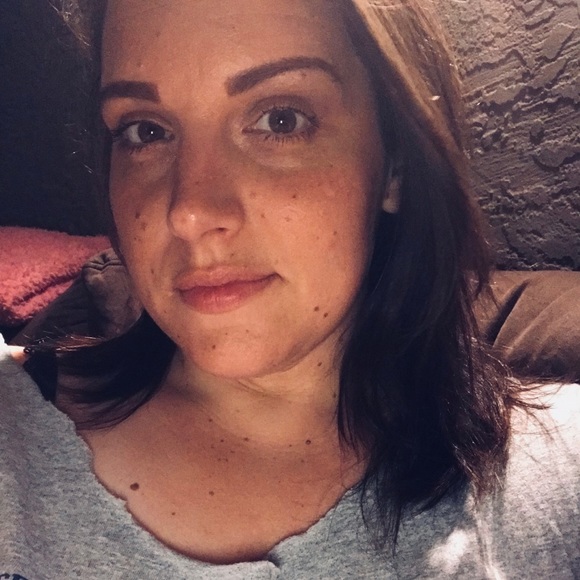 Profile Picture of April Regalbuto (@mianmannysmom) on Poshmark