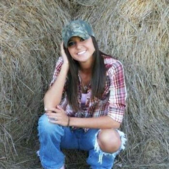 Profile Picture of Samantha Summers (@katiehankins21) on Poshmark