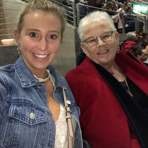 Paige Hanisch - Poshmark Profile Picture of Paige Hanisch (@phanisch) on Poshmark