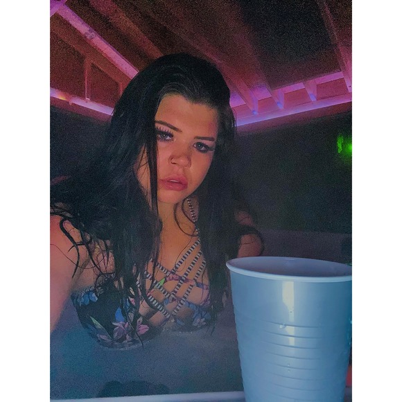 Profile Picture of Alyssa Weaver (@alyssaweaver11) on Poshmark