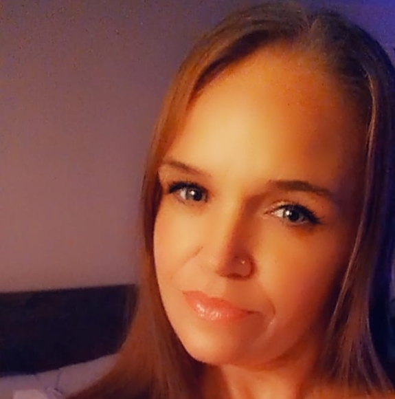 Profile Picture of Danielle Pollard (@deereuday) on Poshmark