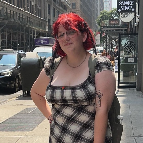 Profile Picture of Eva Schroeder (@evaschroeder921) on Poshmark