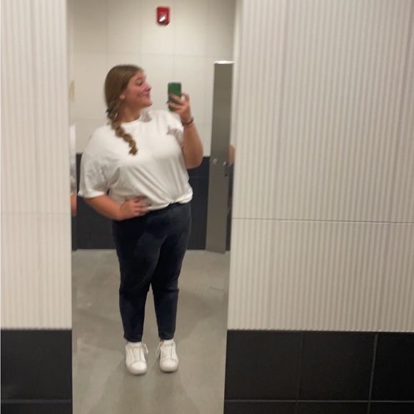 Profile Picture of Jocelyn Jakoubek (@jocelynjakoubek) on Poshmark