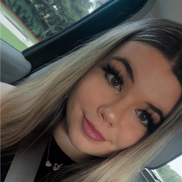 Profile Picture of Jess Felicetti (@jessfelicetti) on Poshmark