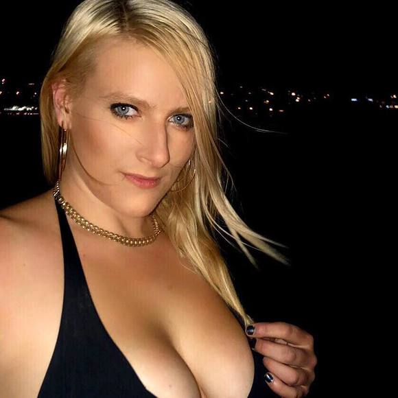 Profile Picture of Christine Veldink (@goldiegloxx) on Poshmark