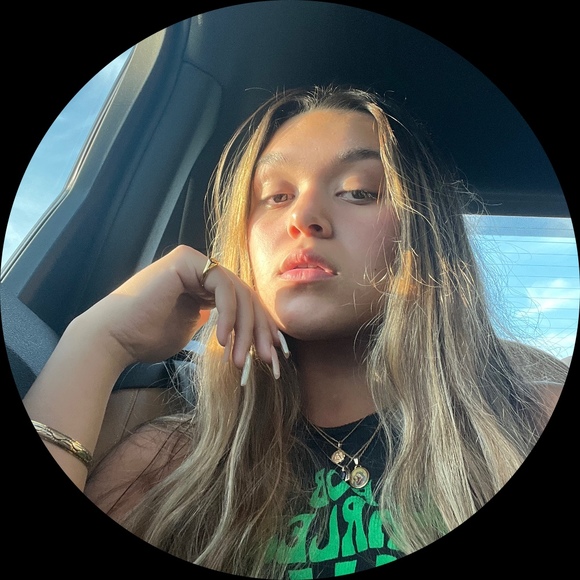 Profile Picture of Lucy Crosby (@2klucy) on Poshmark