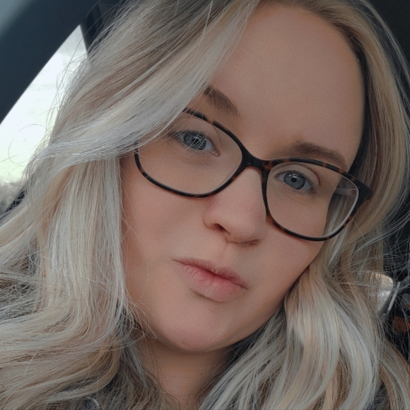 Alexis Disalvo - Poshmark Profile Picture of Alexis Disalvo (@lograsso28) on Poshmark