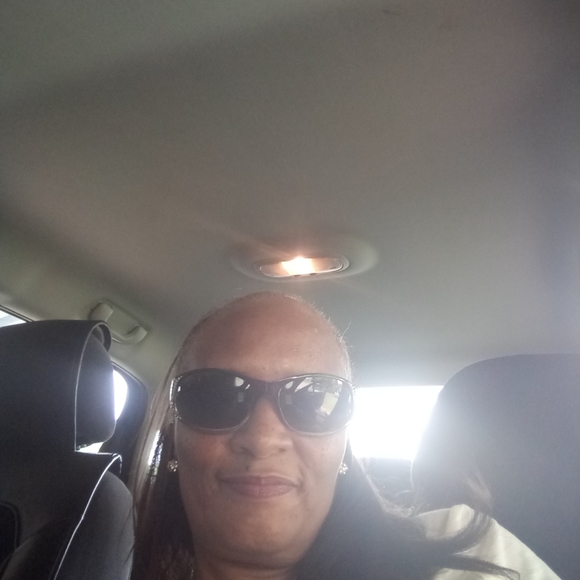 Profile Picture of Debra Calhoun (@debracalhoun39) on Poshmark