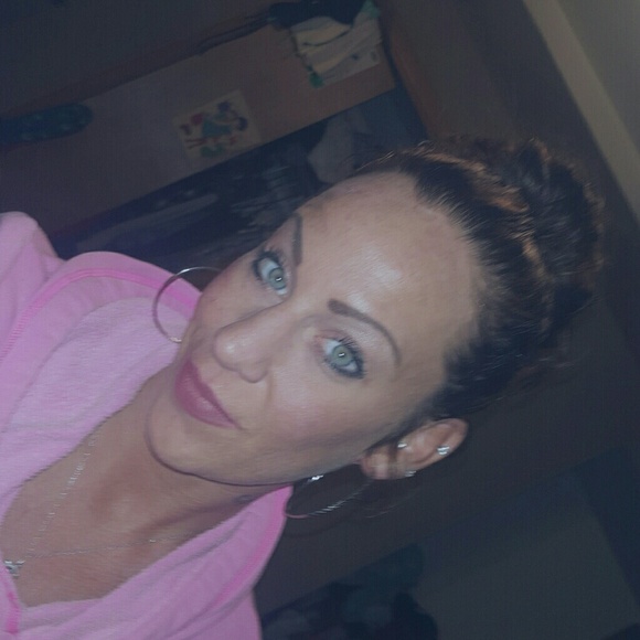 Profile Picture of Saundra Howell (@saundras33) on Poshmark