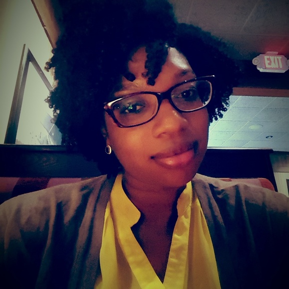 Profile Picture of Angelica Robinson (@robian04) on Poshmark