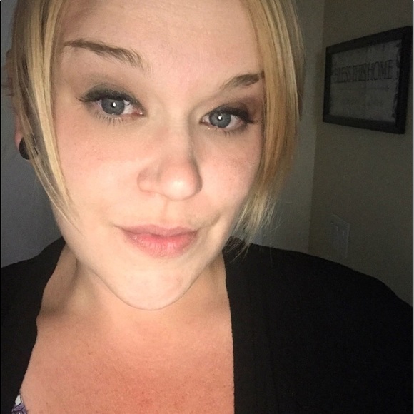 Profile Picture of Stephanie Albinski (@salbinski) on Poshmark