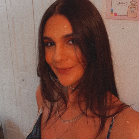 Profile Picture of Karla Robaina (@umkarla) on Poshmark