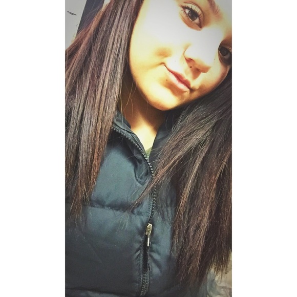 Profile Picture of Alexis Rowling (@lexxmariee1216) on Poshmark