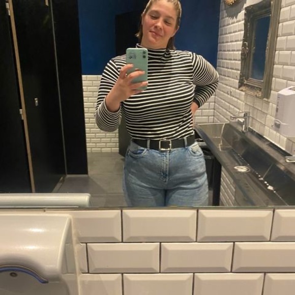 Profile Picture of Aimee Howitt (@aimee_howitt) on Poshmark