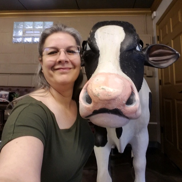 Profile Picture of Maureen Monhollen (@maureenjm) on Poshmark