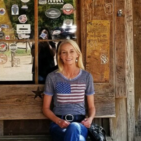 Profile Picture of Dee Muller (@imissmymom) on Poshmark