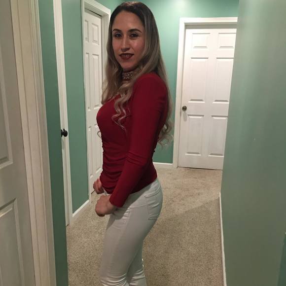 Profile Picture of Gris Resendiz (@grisresendiz) on Poshmark