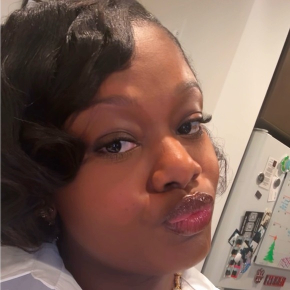 Profile Picture of Shawnakay Estey (@shawnakaystyles) on Poshmark