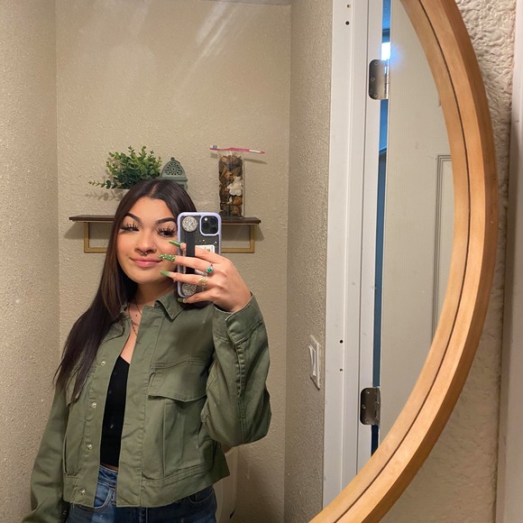 Profile Picture of Vianney Garcia (@vianneygarci390) on Poshmark