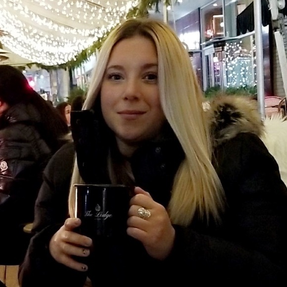 Profile Picture of Leah Hollinger (@leah_hollinger) on Poshmark