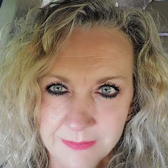 Profile Picture of Jerilynn Knox (@jerilynnknox) on Poshmark