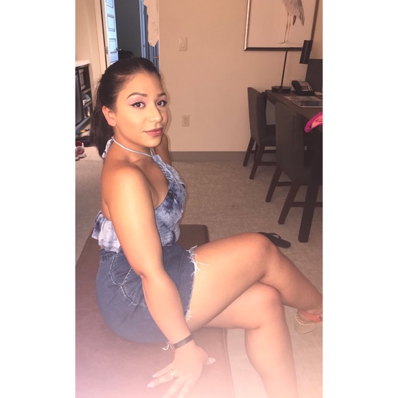 Profile Picture of Leanne Cruz (@leannemariex333) on Poshmark