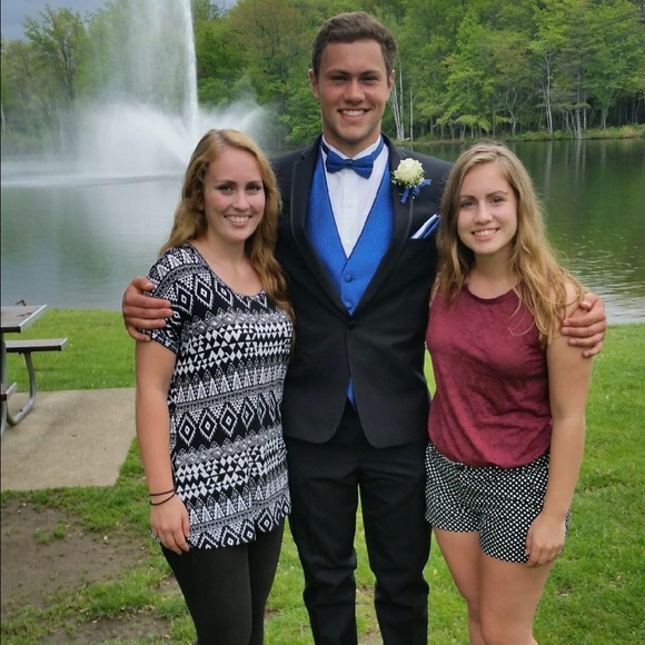 Profile Picture of Claudia Sladick (@csladick) on Poshmark