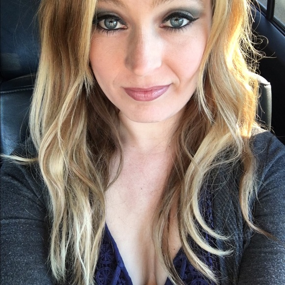 Profile Picture of Charity Schultz (@clschultzz) on Poshmark