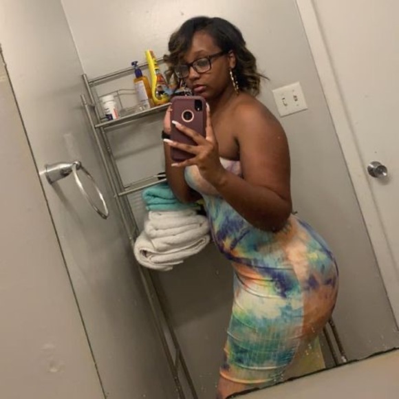 Profile Picture of Nicole Dominique (@ndw1417) on Poshmark