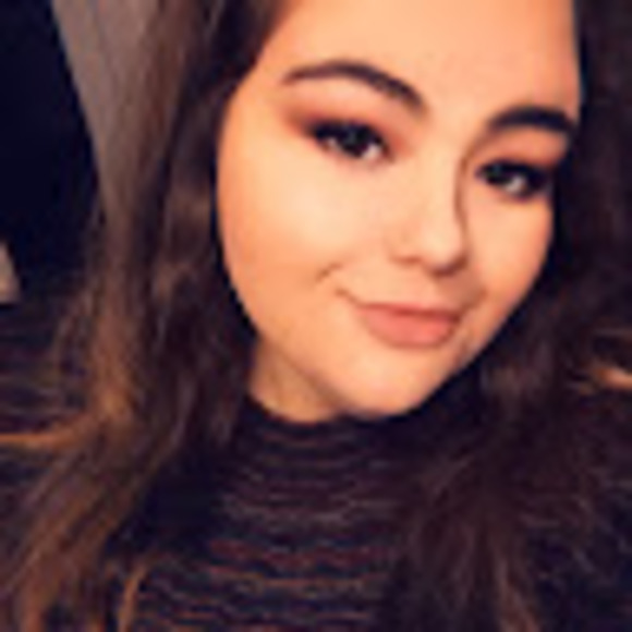 Profile Picture of Pepper Carreau (@peppercarreau) on Poshmark
