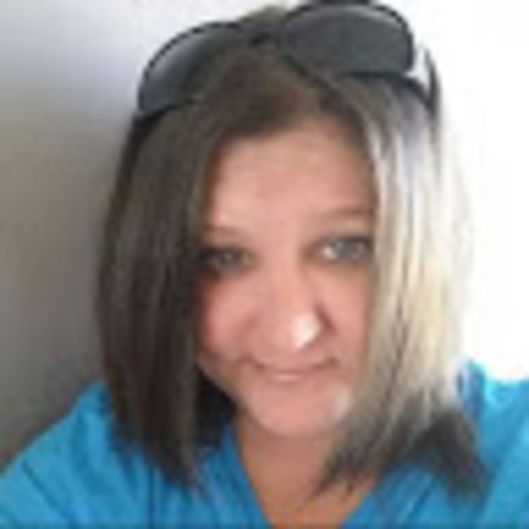 Profile Picture of Deedee Stormer (@deestormer) on Poshmark