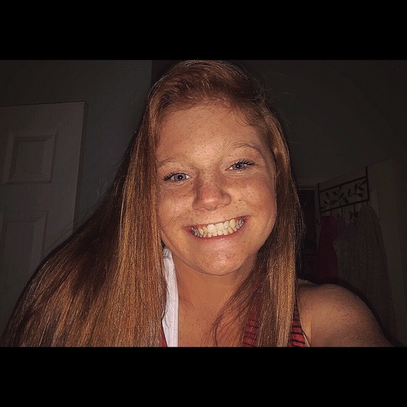 Profile Picture of Megan Kemp (@megalzzzzz) on Poshmark