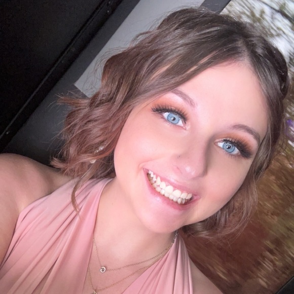 Profile Picture of Gabby Gilligan (@gabbygilligan) on Poshmark