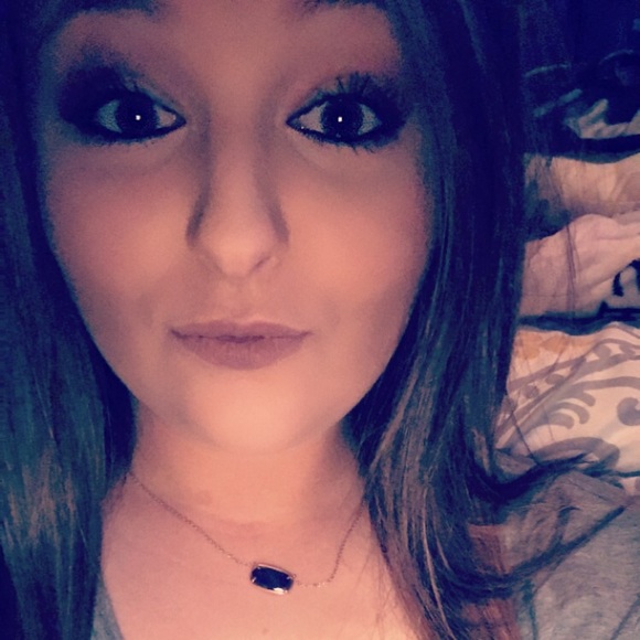 Profile Picture of Angela Bellelo (@abelle4) on Poshmark